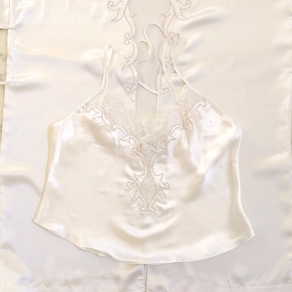 NWT. Victoria's Secret Cream Satin Embroidery and Lace Cami and Robe Set. - Picture 2 of 10